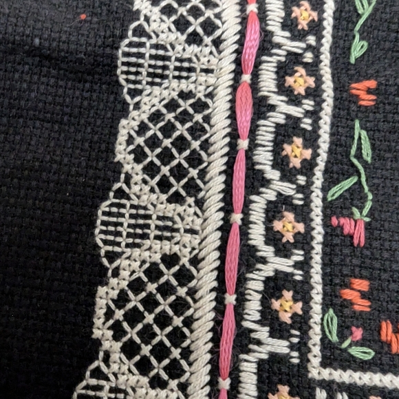 Handmade Cross stitch. Vintage. Has never been framed. Lace, Ribbon, floral. - Picture 5 of 6